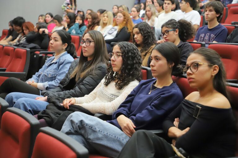 El camino hacia el éxito se construye con acción: Empresario a estudiantes de la UAA