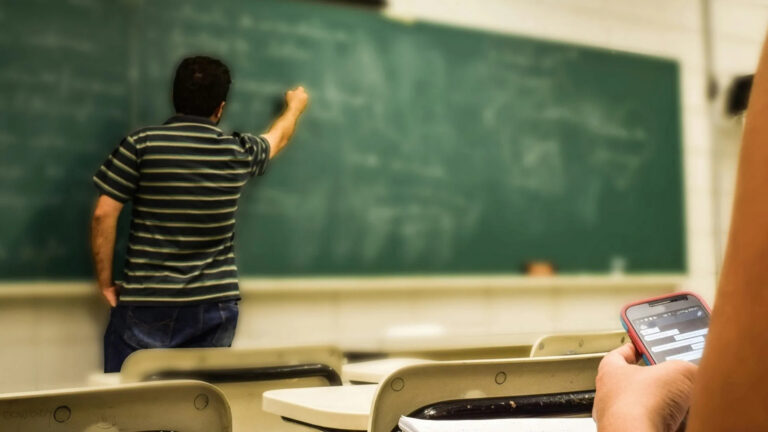 El IEA se pronuncia en contra de la prohibición del uso de celulares en escuelas