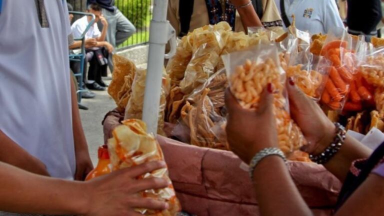 Se prohíbe la venta de comida chatarra dentro y fuera de las escuela
