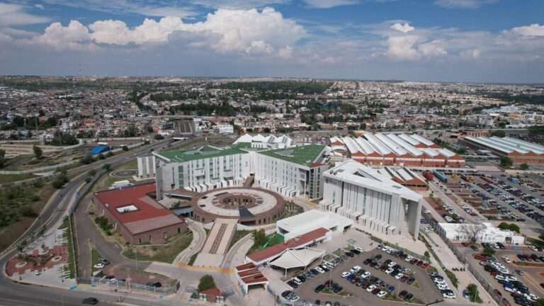 ¿Qué especialidades médicas ofrecen los principales hospitales de Aguascalientes?