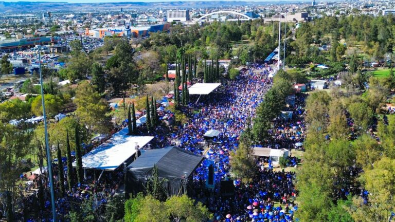 Acompañada de más de 50 mil personas, celebra Tere Jiménez el día de la familia