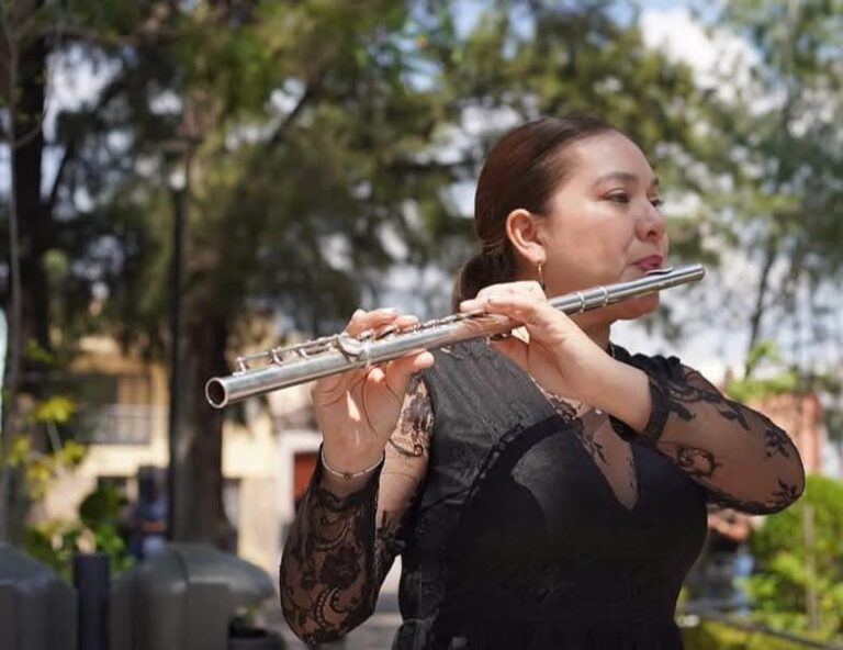 “La música te cura el alma”: la historia de una flautista que rompió barreras