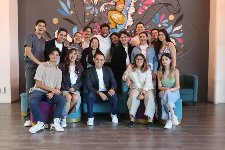 Juan Pablo Diosdado sostiene charla con jóvenes universitarios