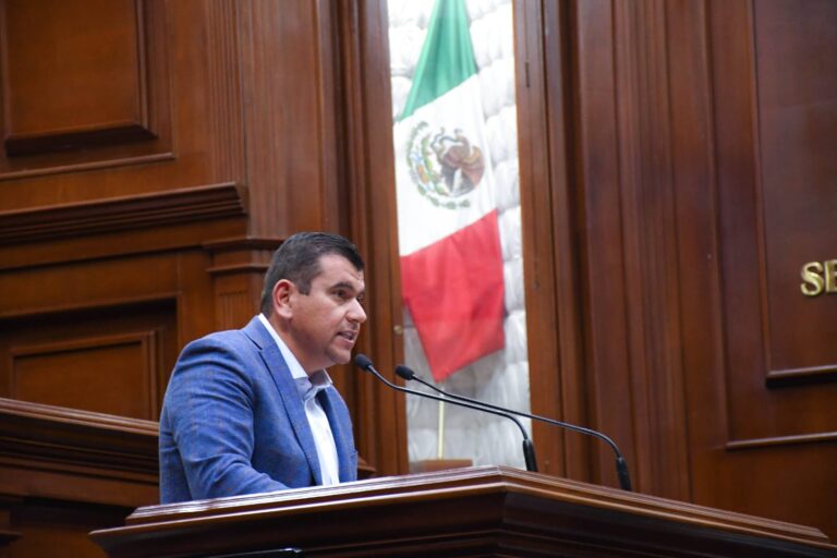 Adán Valdivia presenta iniciativa para regular centros contra las adicciones