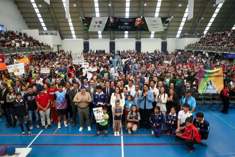 Gobernadora de Aguascalientes entrega material deportivo a deportistas que participarán en los CONADE