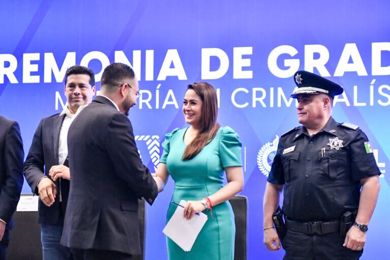 La gobernadora de Aguascalientes Teresa Jiménez encabeza graduación de maestros en criminalística