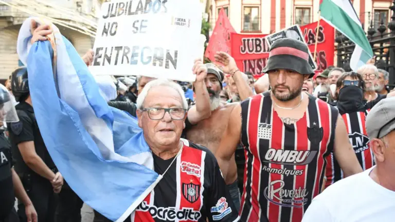 Argentina: El veto que enfureció a los jubilados y a las barras
