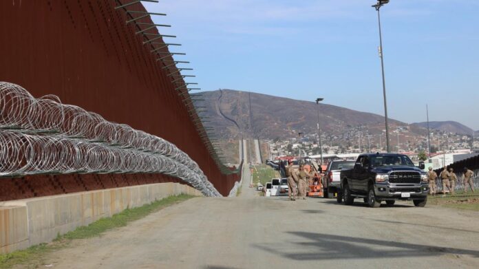 Estados Unidos intensifica presencia militar en frontera con México
