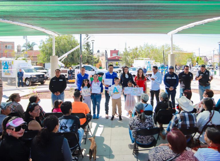 Leo Montañez entregó nuevo parque en Lomas del Cóbano y vehículos para servicios públicos