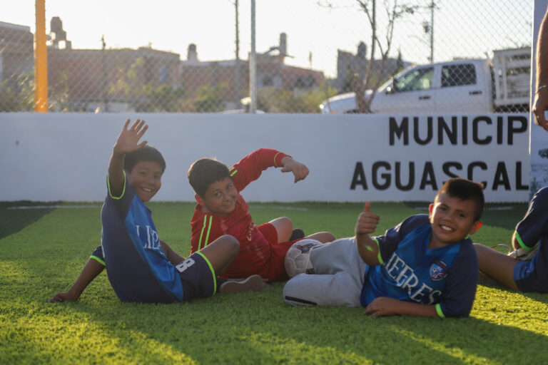 El presidente de Aguascalientes Leonardo Montañez entrega nueva cancha de pasto sintético en VNSA