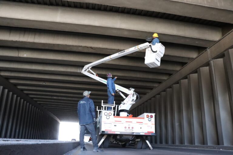 Municipio de Aguascalientes refuerza iluminación en pasos a desnivel
