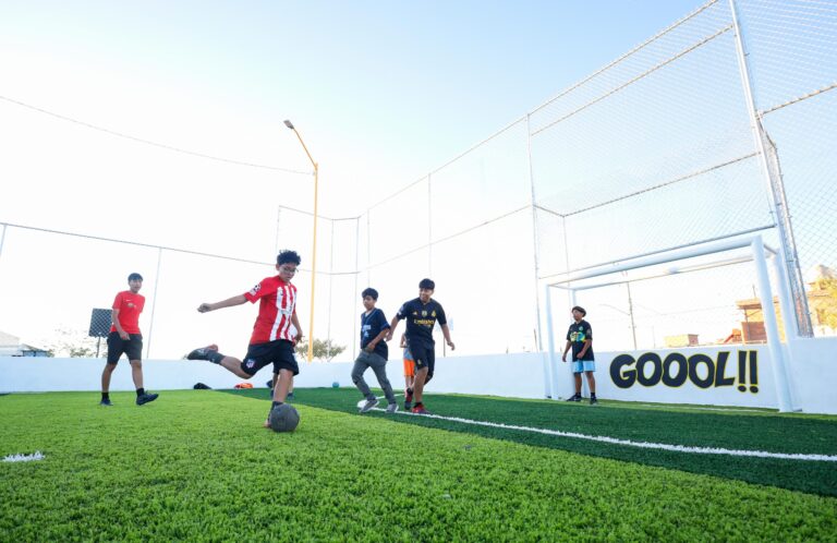 Leonardo Montañez entrega nueva cancha de futbolito en Parque Fundadores