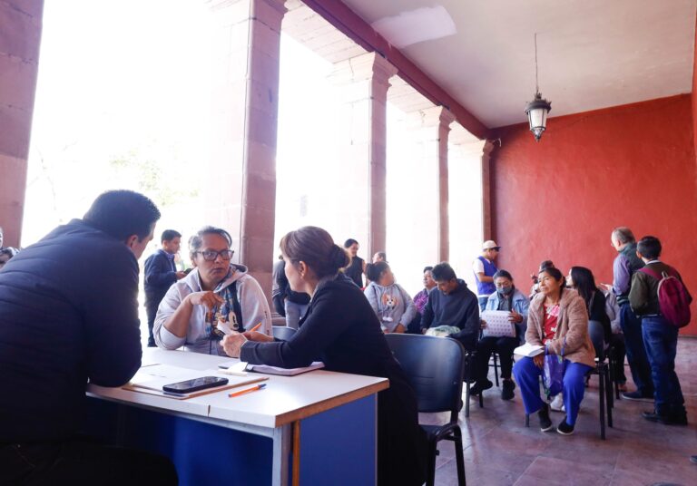 Leo Montañez atiende solicitudes ciudadanas y entrega apoyos en Aguascalientes