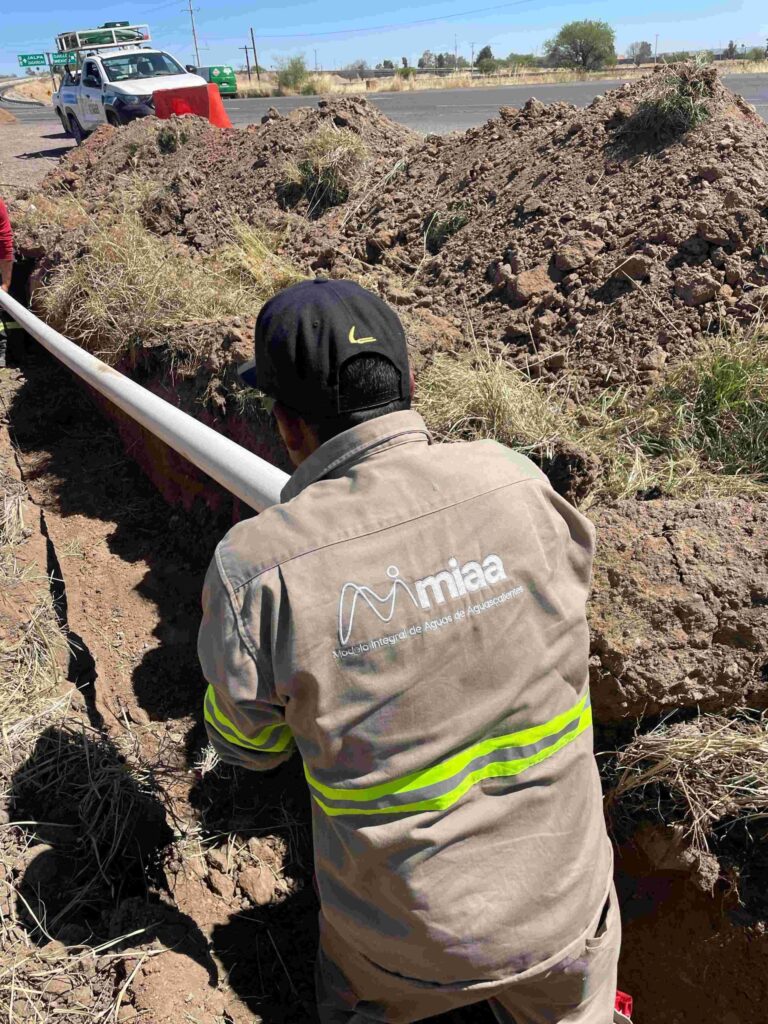 MIAA instala tubería de agua potable en beneficio de habitantes