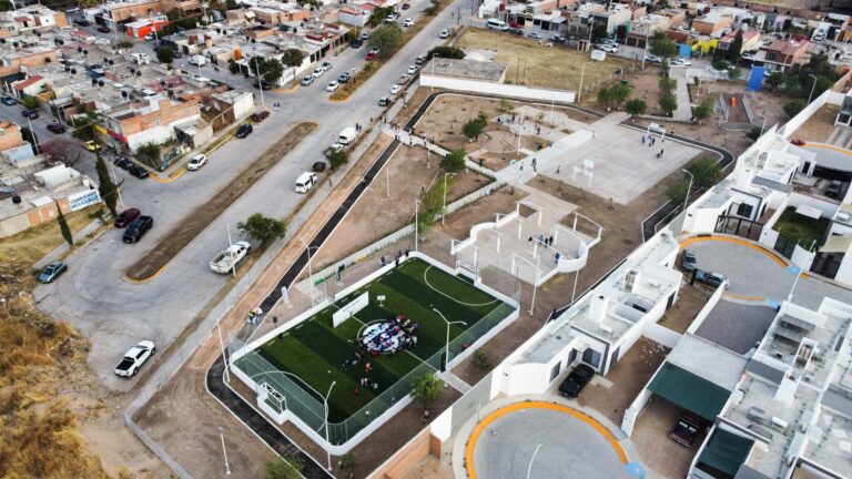 El presidente municipal de Aguascalientes Leonardo Montañez entrega parque en Casa Sólida con cancha de pasto sintético y área para mascotas