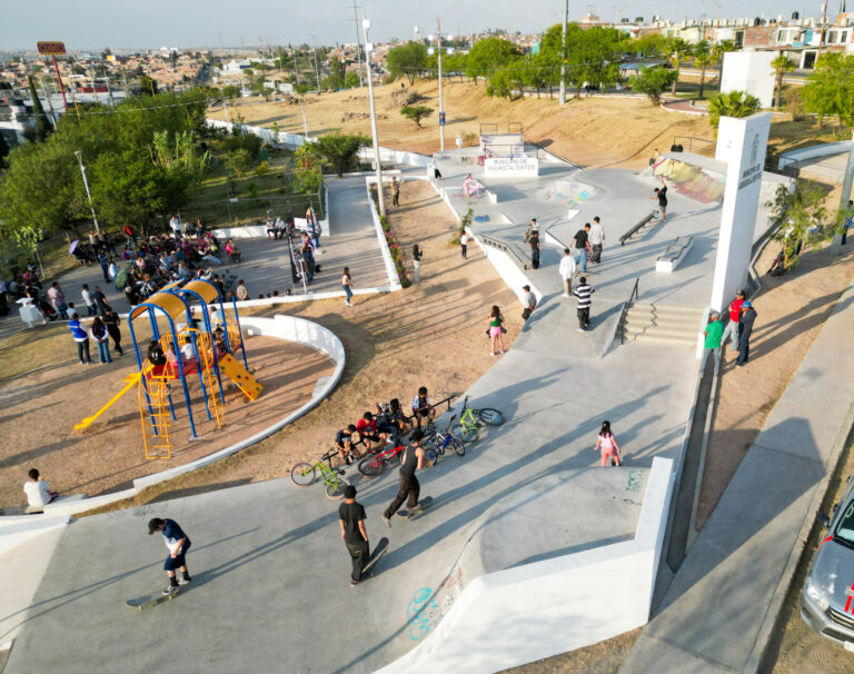 El presidente municipal de Aguascalientes Leonardo Montañez entregó nuevo skatorama en Lomas del Ajedrez