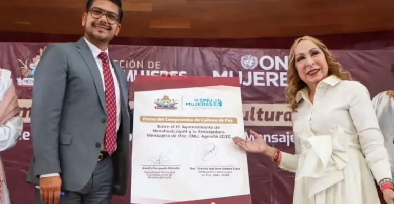 Alcalde de Neza firma compromiso con falsa embajadora de la ONU