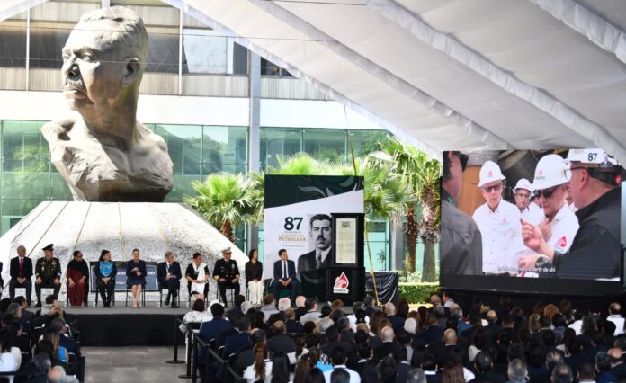Conmemoran el 87º Aniversario de la Expropiación Petrolera