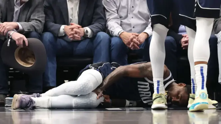Llueve sobre mojado a los Mavs, Kyrie Irving sufre lesión que agrava la situación de Dallas