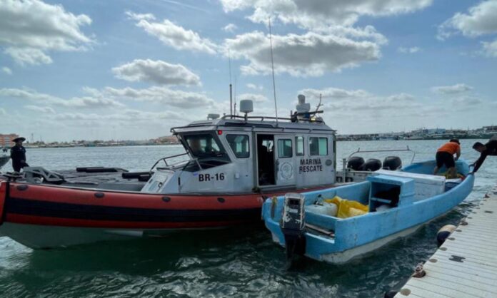 Rescata Marina a 14 cubanos y dos mexicanos cerca del puerto de Progreso