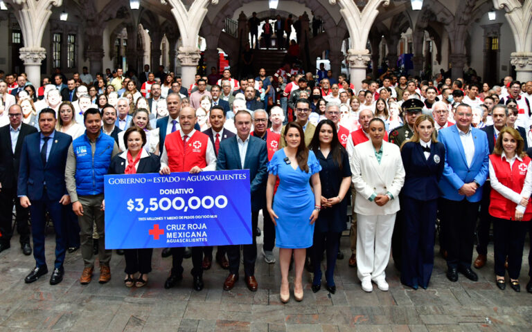 La gobernadora de Aguascalientes Teresa Jiménez encabezó el inicio de la colecta estatal de la Cruz Roja 2025