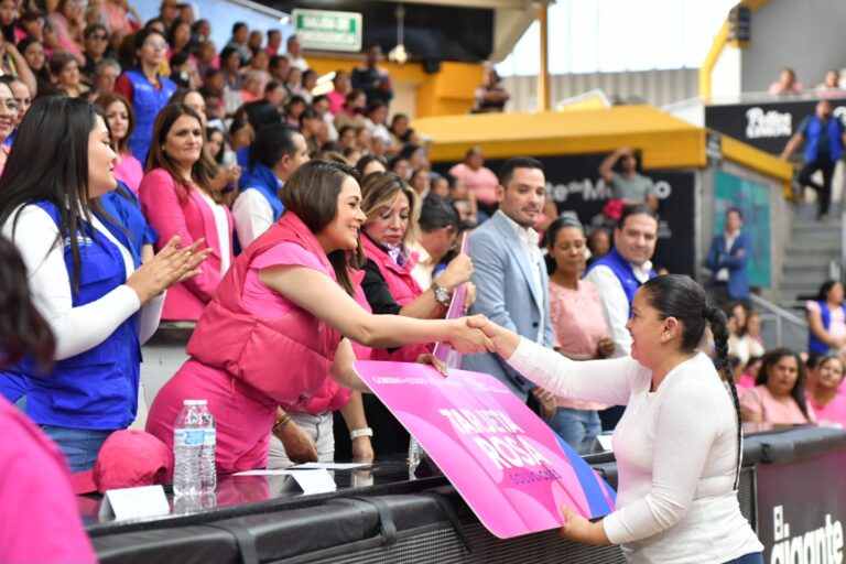 Entrega La gobernadora de Aguascalientes Teresa Jiménez Tarjetas Rosas a mujeres que trabajan a favor de su comunidad