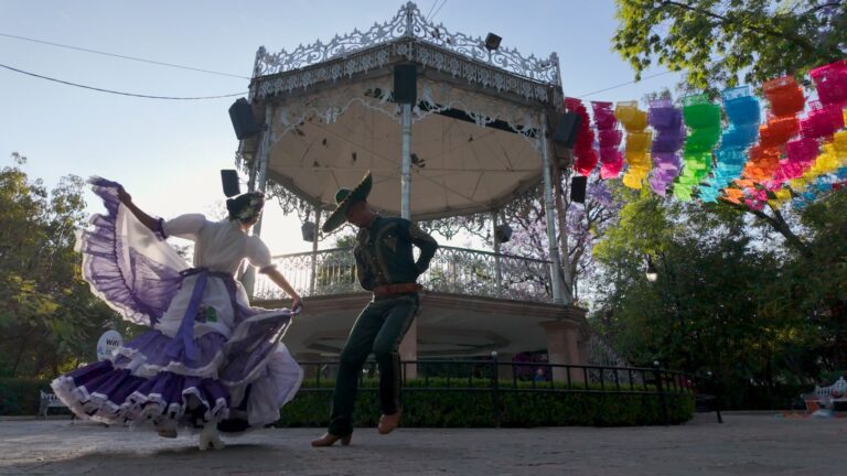 Grupos de danza estudiantiles podrán participar en la “Pelea de Gallos Monumental 2025”