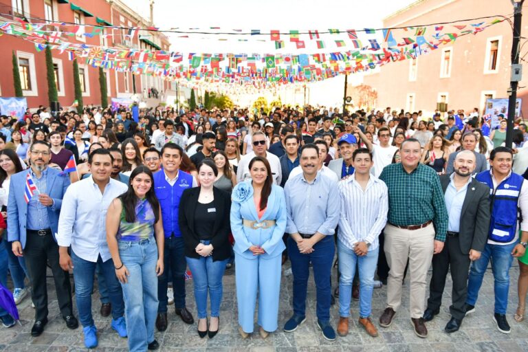 Teresa Jiménez entrega 500 becas de movilidad internacional