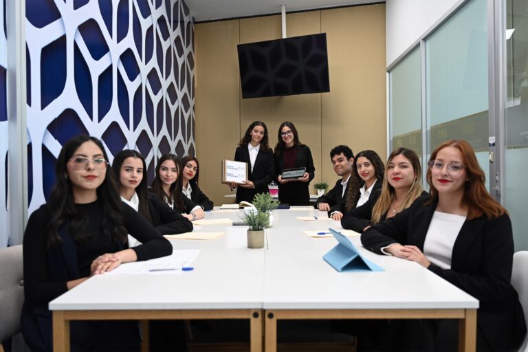 Teresa Jiménez apoya con becas del 100% en toda la carrera a universitarios 