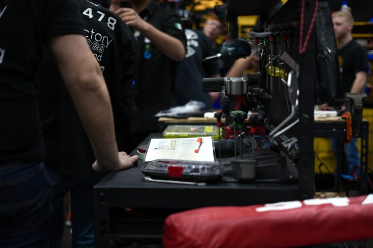 Estudiantes de PrepaTec y mentor triunfan en FIRST Robotics Competition