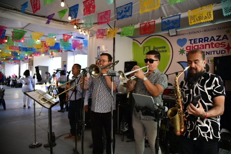 Adultos mayores tienen un lugar para convivir y divertirse en la Feria