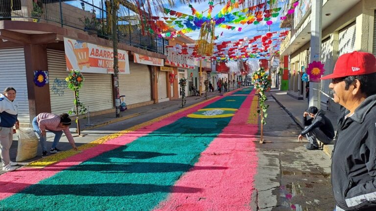 Más de 50 años de tradición: tapetes de aserrín adornan el centro de Jesús María