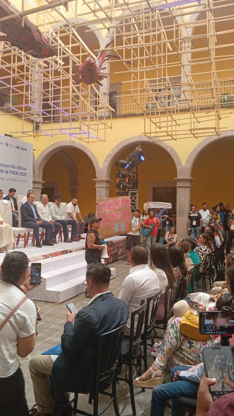 Irrumpen activistas LGBT en acto oficial en Aguascalientes y llaman al respeto de sus derechos
