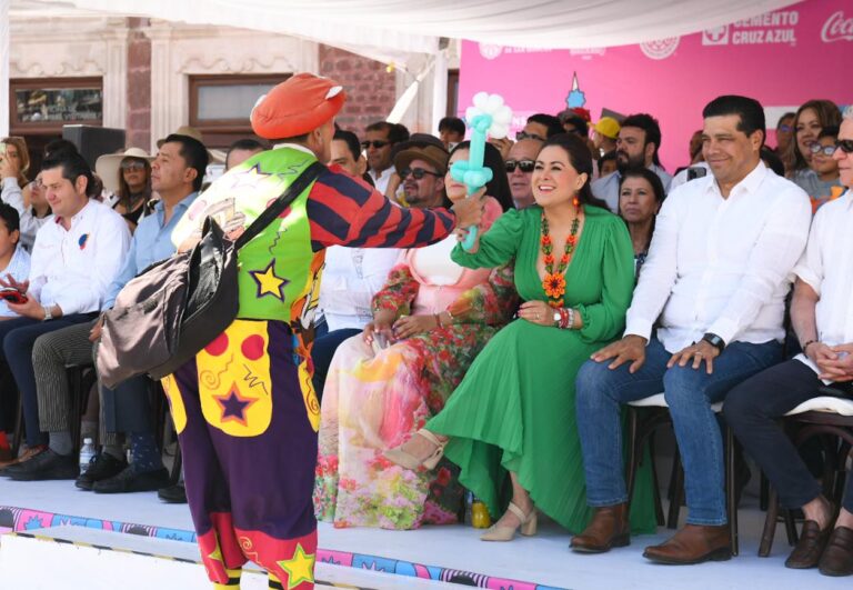 Gobernadora de Aguascalientes encabezó el tradicional Desfile de Primavera de la FNSM 2025