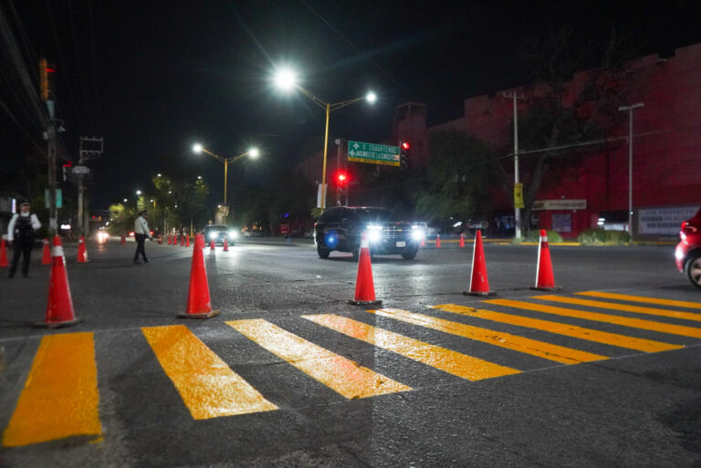 el presidente municipal de Aguascalientes Leonardo Montañez supervisa trabajos nocturnos de mantenimiento
