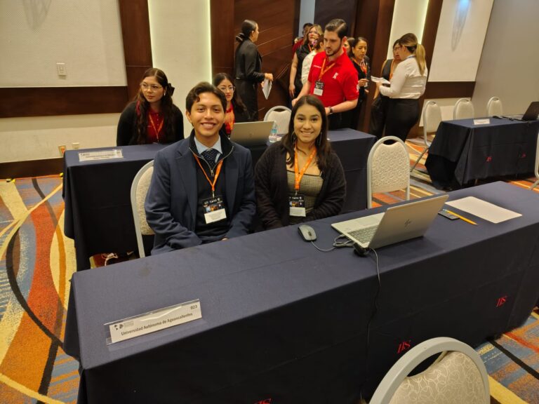 Destacan estudiantes de Comercio Internacional en Maratón del COMCE