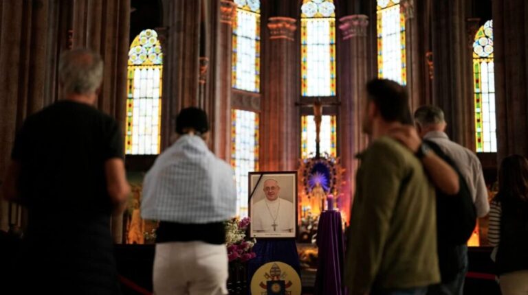 Los homenajes al Papa Francisco se hacen en todo el mundo tras su muerte