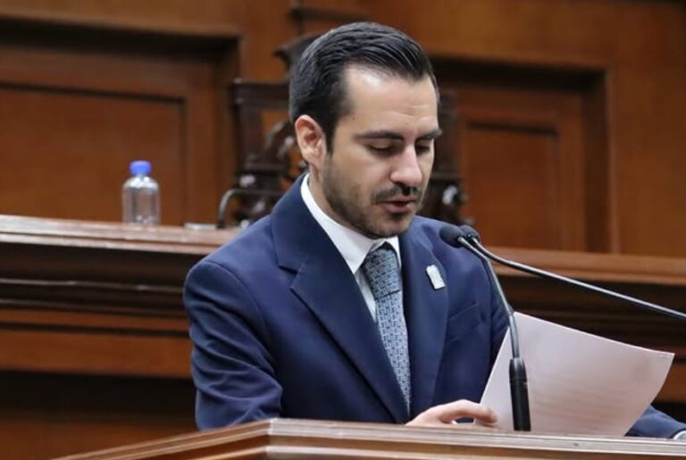 Buscan sancionar a universidades que no entreguen los títulos universitarios a tiempo