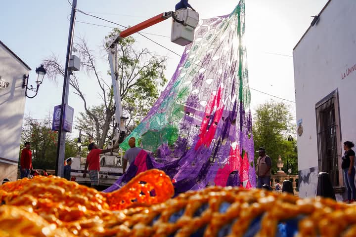 Instalan jardín tejido en el Corredor Cultural Carranza para recibir a millones de visitantes en Aguascalientes