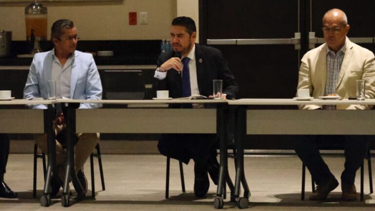 Sostienen productiva reunión el fiscal general del estado y empresarios