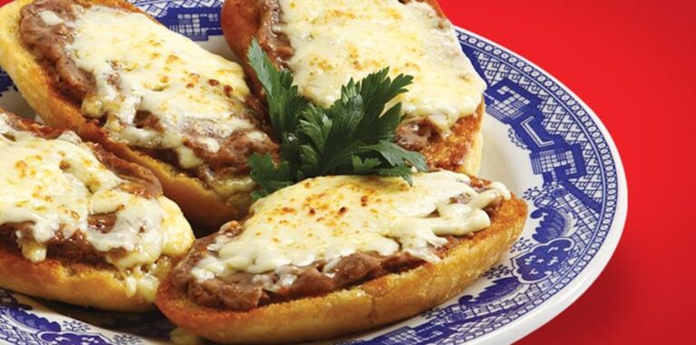 Bolillo, frijoles y gloria: El festival de molletes de Sanborns está por comenzar