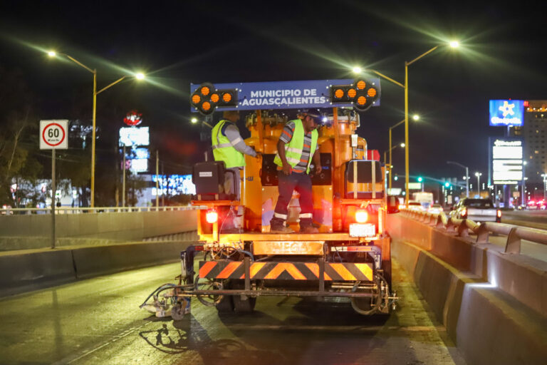 Municipio de Aguascalientes realiza operativo nocturno de pintura vial en paso a desnivel