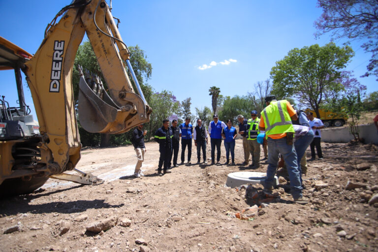 El presidente municipal de Aguascalientes Leonardo Montañez supervisa rehabilitación del colector sanitario del Parque México