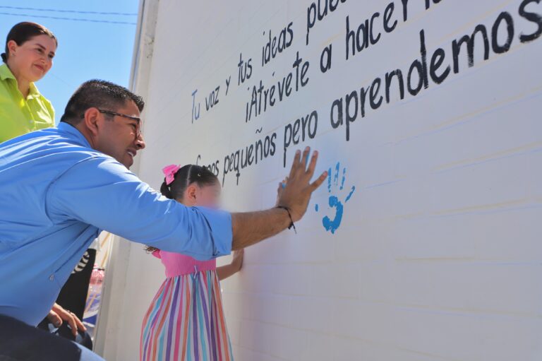 El presidente municipal de Jesús María Entrega César Medina calle renovada y llena de color tras rehabilitación
