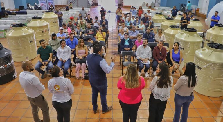 Entrega César Medina apoyos para mejorar viviendas en Jesús María