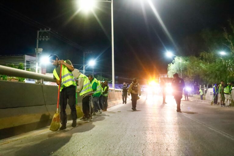 El presidente municipal de Aguascalientes Leonardo Montañez supervisa operativo de limpieza del paso a desnivel de Parras