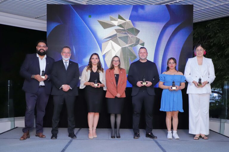 Jóvenes emprendedores brillan en la gala Orgullo EmprendeUAA 2025