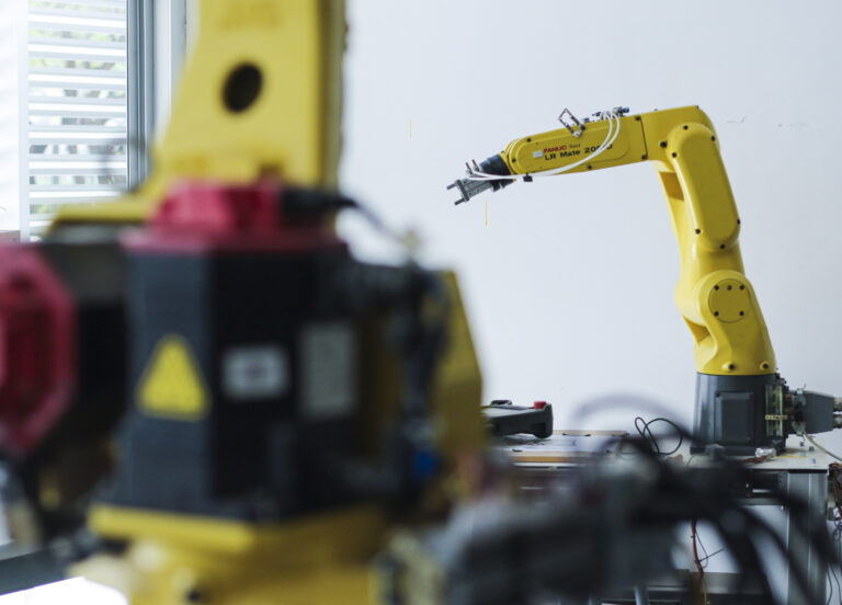 Docente de la UAA explica cómo la automatización transformará el futuro de la industria