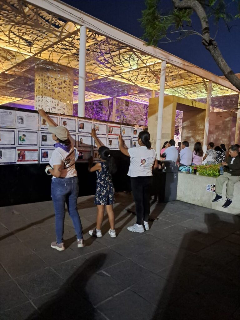 Colectivo instala mamparas con fichas de búsqueda de personas desaparecidas en la Feria Nacional de San Marcos
