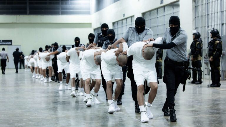 EU deporta a 17 presuntos pandilleros a El Salvador pese a orden judicial